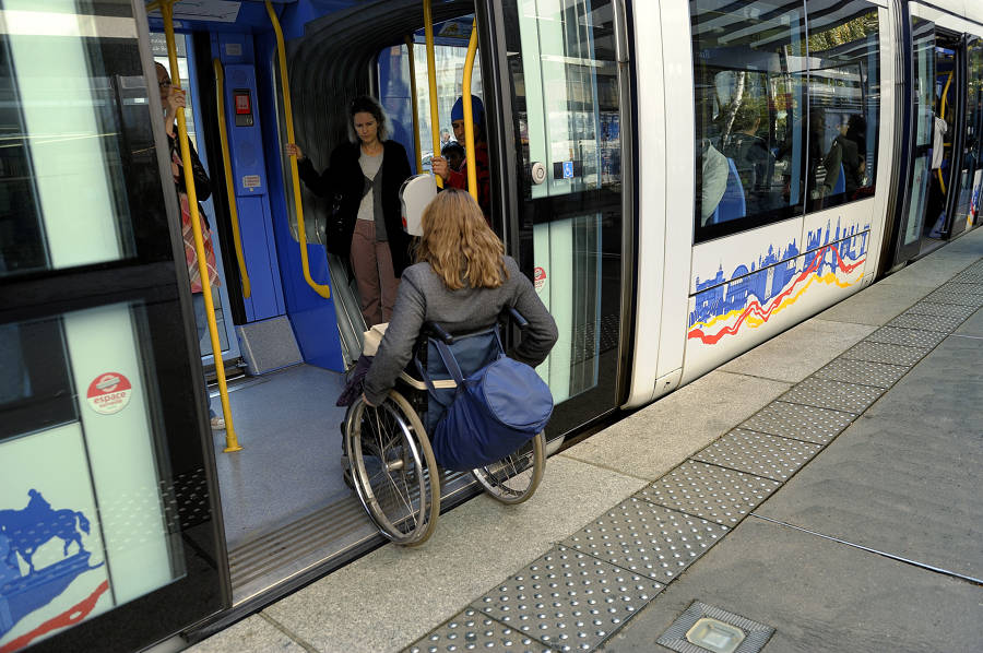 Personne à mobilité réduite entrant dans le tramway